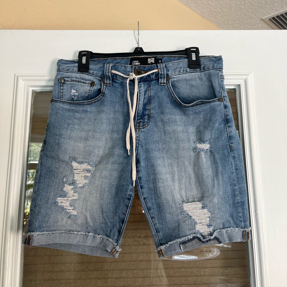 Men’s RSQ Distressed London Skinny Shorts (size 31).